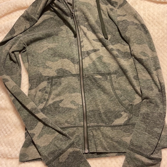 Camo Aeropostale zip up jacket size medium - Picture 3 of 4
